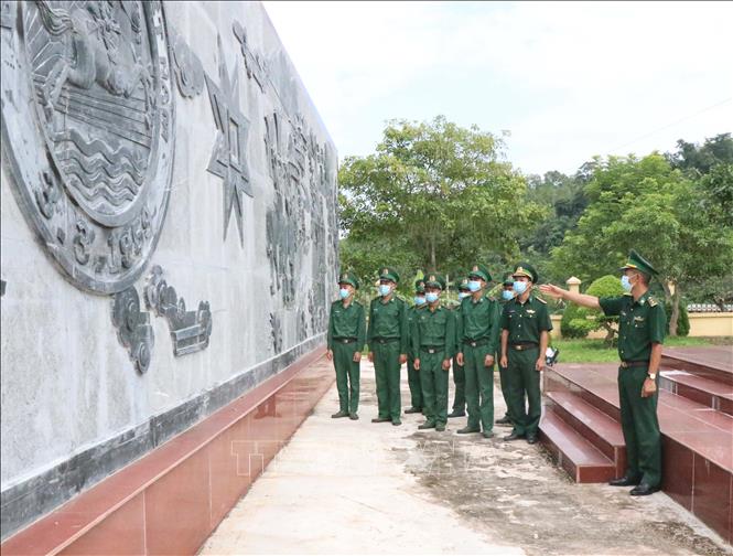 Trong ảnh: Cán bộ, chiến sĩ Đồn Biên phòng Leng Su Sìn (Bộ đội Biên phòng tỉnh Điện Biên) bên bức phù điêu tại khu tưởng niệm. Ảnh: Xuân Tiến – TTXVN 