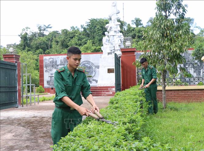 Trong ảnh: Chiến sĩ biên phòng Đồn Biên phòng Leng Su Sìn (Bộ đội Biên phòng tỉnh Điện Biên) chăm sóc cây xanh trước khuôn viên Tượng đài Anh hùng liệt sĩ Trần Văn Thọ và Khu tưởng niệm các liệt sĩ. Ảnh: Xuân Tiến – TTXVN 