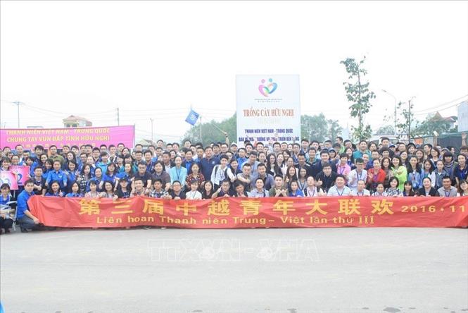 Trong ảnh: Thanh niên hai nước Việt Nam - Trung Quốc tham gia chương trình trồng hàng cây hữu nghị 66 cây xanh bảo vệ môi trường nhân Kỷ niệm 66 năm thiết lập quan hệ Ngoại giao Việt Nam - Trung Quốc. Ảnh: Phạm Kiên – TTXVN
