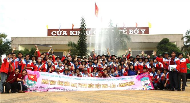 Trong ảnh: Các chiến sĩ tình nguyện Tp.Hồ Chí Minh tại cửa khẩu Bờ Y, tỉnh Komtum để tham gia hoạt động tình nguyện 
