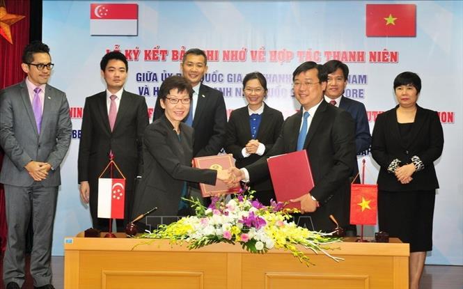 Trong ảnh: Ông Lê Quốc Phong, Ủy viên dự khuyết BCH Trung ương Đảng, Bí thư thứ nhất BCH Trung ương Đoàn, Chủ nhiệm Ủy ban Quốc gia về Thanh niên Việt Nam và bà Grace Fu, Bộ trưởng Bộ Văn hóa, Cộng đồng và Thanh niên Singapore, Chủ tịch Hội đồng Thanh niên Quốc gia Singapore (NYC) ký Bản ghi nhớ về Hợp tác Thanh niên Việt Nam và Singapore giai đoạn 2017-2022. Ảnh: Nguyễn Khang – TTXVN