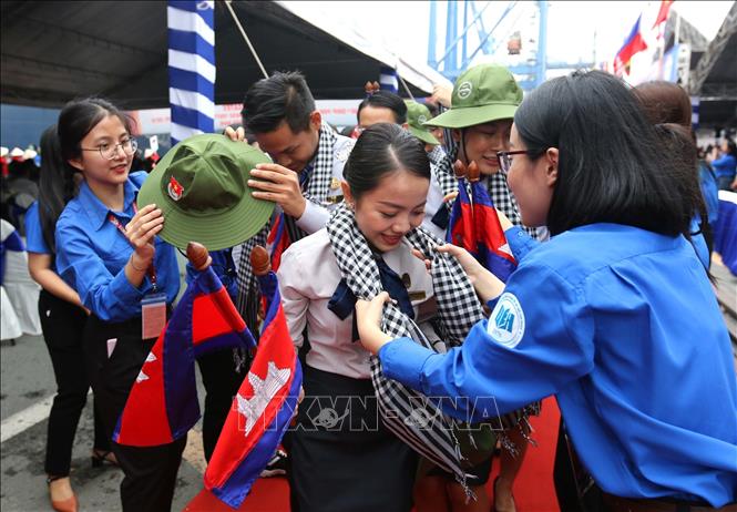 Trong ảnh: Đoàn thanh niên Thành phố Hồ Chí Minh tặng quà lưu niệm đại biểu thanh niên tàu Thanh niên Đông Nam Á và Nhật Bản năm 2019. Ảnh: Thanh Vũ - TTXVN
