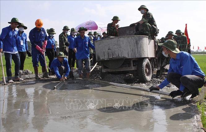Tong ảnh: Đoàn TNCS Hồ Chí Minh Thành phố Hà Nội tổ chức Lễ khởi công Công trường thanh niên tình nguyện “Đường Thanh niên” tại xã Phùng Xã, huyện Thạch Thất (Hà Nội) với sự tham gia xây dựng của đông đảo lực lượng thanh niên các đơn vị quân đội và sinh viên tình nguyện các trường đại học đóng trên địa bàn Thủ đô. Ảnh: Dương Giang – TTXVN