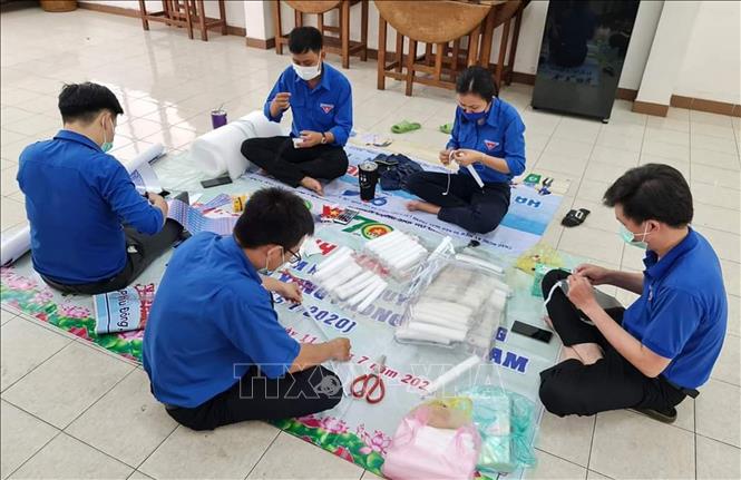Trong ảnh: Đoàn viên thanh niên Tỉnh đoàn Tiền Giang làm mũ bảo hộ để tặng các điểm cách ly và các chốt kiểm dịch. Ảnh: Hữu Chí – TTXVN