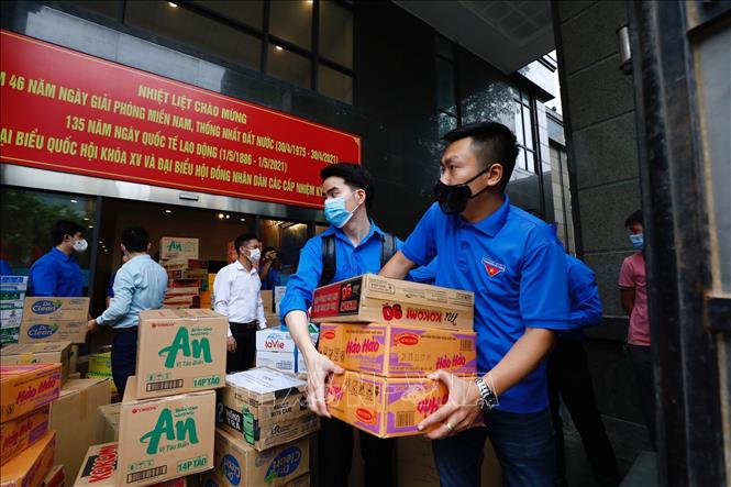 Trong ảnh: Các đoàn viên, thanh niên Khối các cơ quan Trung ương vận chuyển nhu yếu phẩm lên xe đi hỗ trợ tỉnh Bắc Giang phòng chống dịch COVID-19. Ảnh: Minh Đức - TTXVN