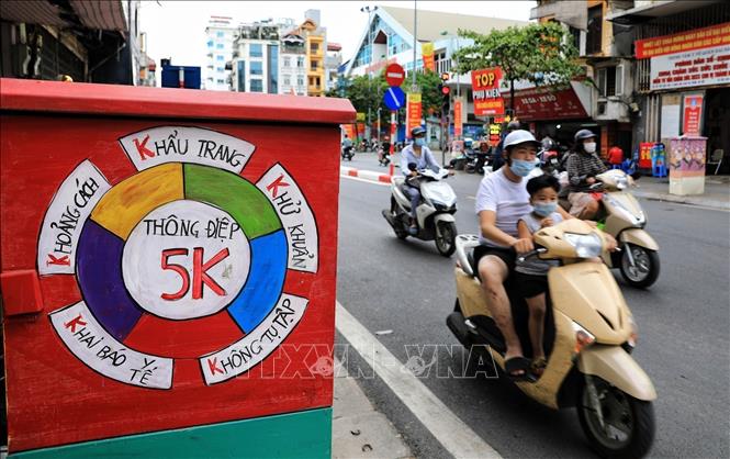 Với mục đích tuyên truyền cho người dân Thủ đô về công tác phòng, chống dịch COVID-19, Hội Cựu chiến binh quận Hai Bà Trưng phối hợp với Đoàn thanh niên phường Bách Khoa (quận Hai Bà Trưng, Hà Nội) cùng nhau thực hiện, vẽ những tác phẩm tranh cổ động người dân đeo khẩu trang, rửa tay, giãn cách... trên các bốt điện khu vực gần ngã tư phố Bạch Mai - Lê Thanh Nghị. Trong ảnh: “Thông điệp 5K: Khẩu trang – Khử khuẩn – Khoảng cách – Không tụ tập – Khai báo y tế” được vẽ tại các bốt điện trên địa bàn quận Hai Bà Trưng. Ảnh: Thành Đạt - TTXVN