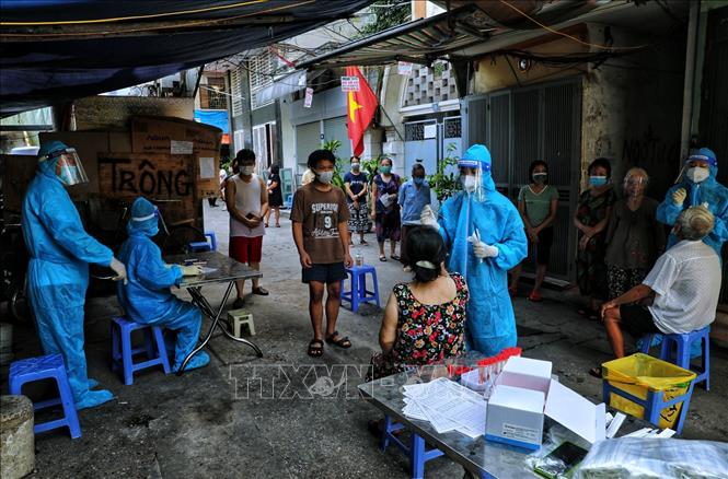 Trong ảnh: Lấy mẫu xét nghiệm cho toàn bộ người dân phố Quốc Tử Giám, phường Văn Chương. Ảnh: Thành Đạt - TTXVN
