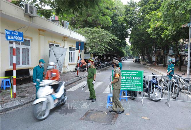 Trong ảnh: Tổ phòng, chống COVID cộng đồng phường Nghĩa Tân tăng cường kiểm tra, kiểm soát người dân ra vào chốt phòng, chống dịch trên phố Trần Tử Bình. Ảnh: Vũ Sinh - TTXVN