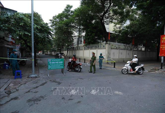 Trong ảnh: Tổ phòng, chống COVID cộng đồng phường Nghĩa Tân tăng cường kiểm tra, kiểm soát người dân ra vào chốt phòng, chống dịch 