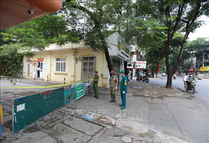 Trong ảnh: Tổ phòng, chống COVID cộng đồng phường Nghĩa Tân tăng cường tuần tra trên các tuyến đường có thành lập các chốt 