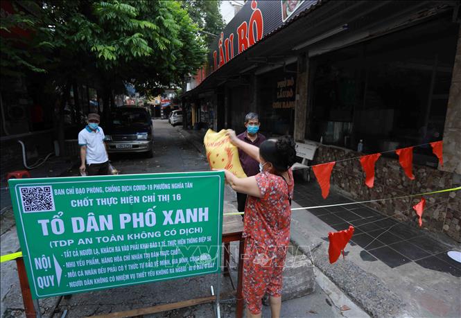 Trong ảnh: Người dân vận chuyển lương thực, hàng hoá đều thực hiện tại các chốt ra vào 