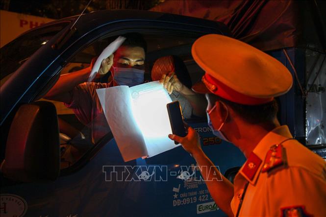Trong ảnh: Để vận chuyển hàng hóa trong nội ô thành phố Cần Thơ trong thời gian thực hiện Chỉ thị 16, tài xế phải có giấy xét nghiệm âm tính với SARS-CoV-2 trong vòng 3 ngày. Ảnh: Thanh Liêm - TTXVN