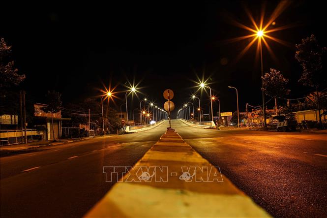 Trong ảnh: Cầu Hưng Lợi – cửa ngõ vào trung tâm thành phố Cần Thơ tối 12/8. Ảnh: Thanh Liêm - TTXVN
