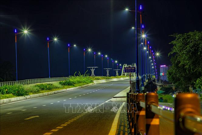 Trong ảnh: Cầu Quang Trung, hướng từ quận Cái Răng sang quận Ninh Kiều vắng bóng xe cộ trong tối 12/8. Ảnh: Thanh Liêm - TTXVN