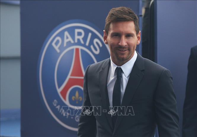 Trong ảnh: Cầu thủ Lionel Messi trong cuộc họp báo sau khi ký hợp đồng hai năm với CLB Paris Saint-Germain tại Paris, Pháp, ngày 11/8/2021. Ảnh: THX/TTXVN