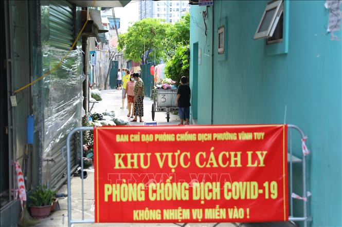 Trong ảnh: Người dân trong ngõ bị cách ly. Ảnh: Hoàng Hiếu - TTXVN 