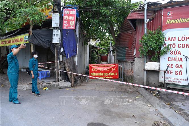 Trong ảnh: Khu vực bị phong tỏa tại đầu đường đôi Tân Khai. Ảnh: Hoàng Hiếu - TTXVN 
