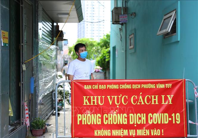 Trong ảnh: Người dân trong khu vực bị cách ly. Ảnh: Hoàng Hiếu - TTXVN 