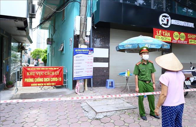 Trong ảnh: Lực lượng chức năng đã có mặt tại khu vực bị phong tỏa. Ảnh: Hoàng Hiếu - TTXVN 