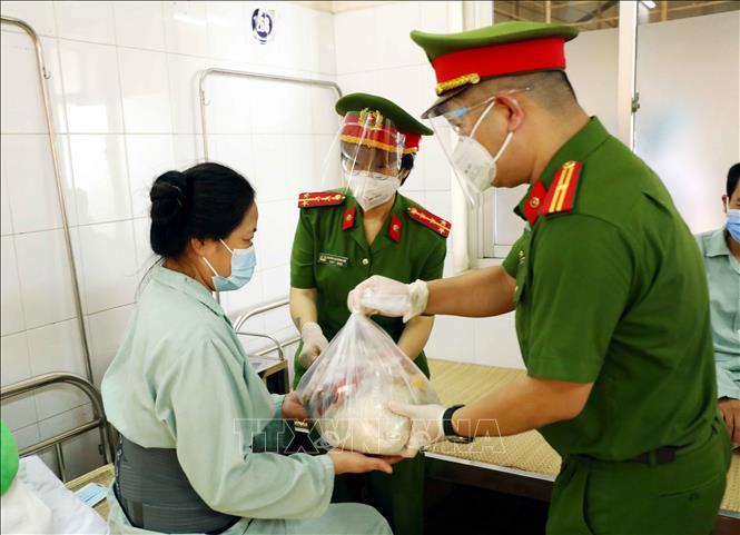 Hà Nội: Công an phường Mai Dịch trao quà hỗ trợ người dân bị ảnh
