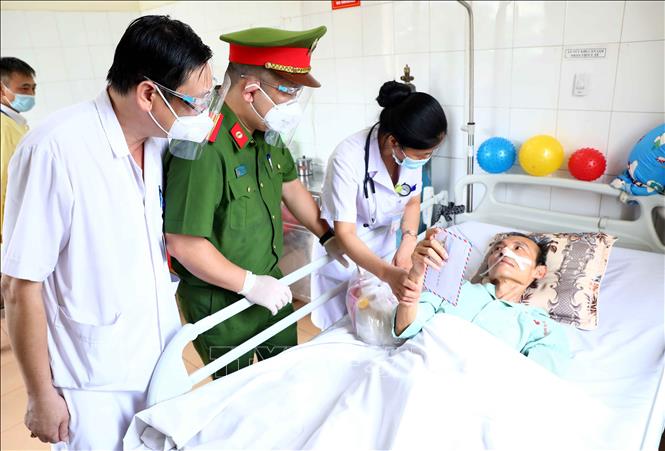 Trong ảnh: Cán bộ, chiến sỹ Công an phường Mai Dịch (quận Cầu Giấy, Hà Nội) trao quà hỗ trợ cho bệnh nhân có hoàn cảnh khó khăn đang điều trị tại bệnh viện Y học Cổ truyền Hà Nội. Ảnh: Phạm Kiên - TTXVN