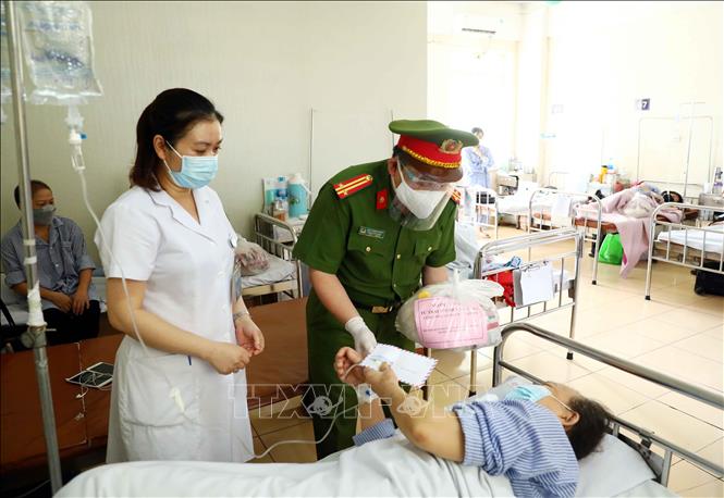 Trong ảnh: Cán bộ, chiến sỹ Công an phường Mai Dịch (quận Cầu Giấy, Hà Nội) trao quà hỗ trợ cho bệnh nhân có hoàn cảnh khó khăn đang điều trị tại trung tâm Ung Bướu, bệnh viện 19 - 8 Bộ Công an. Ảnh: Phạm Kiên - TTXVN