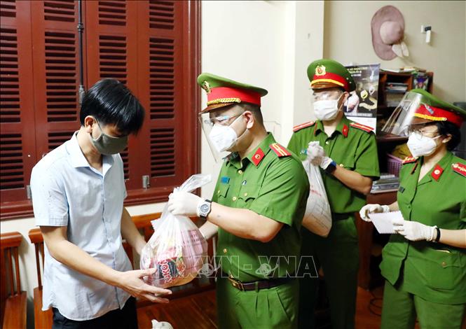 Trong ảnh: Cán bộ, chiến sỹ Công an phường Mai Dịch (quận Cầu Giấy, Hà Nội) trao quà hỗ trợ cho anh Nguyễn Hồng Dũng (Khu Văn hóa nghệ thuật Mai Dịch) có hoàn cảnh đặc biệt khó khăn do 1 mình nuôi 3 con nhỏ, mẹ già và có vợ đang mắc bệnh hiểm nghèo. Ảnh: Phạm Kiên - TTXVN