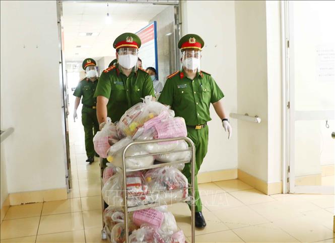 Trong ảnh: Những phần quà tuy nhỏ nhưng chứa đựng những tình cảm và tấm lòng được cán bộ, chiến sỹ Công an phường Mai Dịch (quận Cầu Giấy, Hà Nội) trao đến tận tay những bệnh nhân có hoàn cảnh khó khăn chịu ảnh hưởng của dịch bệnh COVID-19. Ảnh: Phạm Kiên - TTXVN
