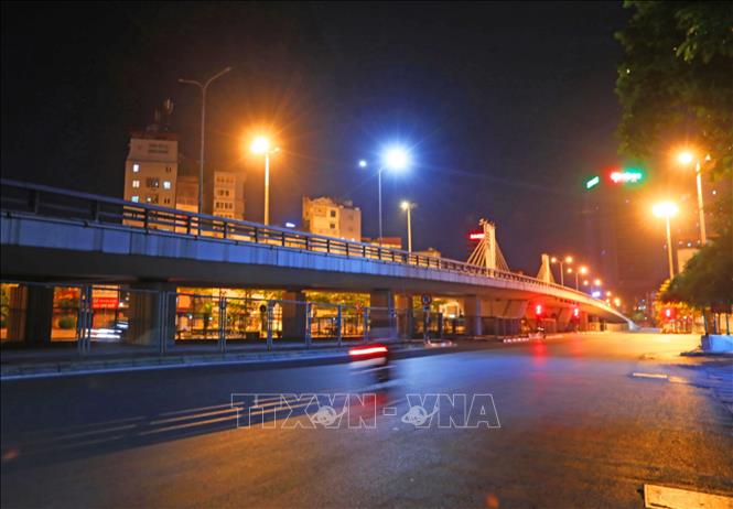 Hà Nội là thành phố sôi động về đêm, đường phố rực rỡ ánh đèn lung linh tạo nên một không khí đầy lôi cuốn. Nếu bạn yêu thích những khoảnh khắc lãng mạn, hãy cùng chiêm ngưỡng bức ảnh về đường phố Hà Nội về đêm để cảm nhận sự tuyệt vời của thành phố này.