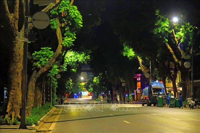 Phố đêm Hà Nội: Hà Nội không chỉ là một thành phố đẹp vào ban ngày mà còn rực rỡ vào ban đêm. Cùng khám phá Phố đêm Hà Nội, tận hưởng không gian độc đáo và vô cùng sống động khi thành phố chìm vào giấc ngủ.