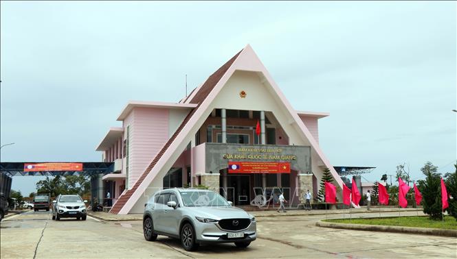 Phương tiện giao thông qua cửa khẩu trong ngày khai trương cặp cửa khẩu quốc tế Nam Giang (Quảng Nam) - Dak Taook (Sekong, Lào). Ảnh: Trần Tĩnh - TTXVN
