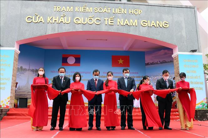 Lãnh đạo hai tỉnh Quảng Nam và Sekong (Lào) cắt băng khai trương cặp cửa khẩu quốc tế Nam Giang - Dak Taook. Ảnh: Trần Tĩnh - TTXVN
