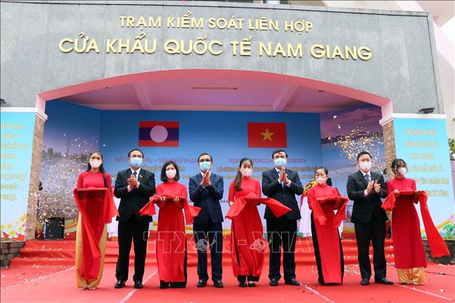 Lãnh đạo hai tỉnh Quảng Nam và Sekong (Lào) cắt băng khai trương cặp cửa khẩu quốc tế Nam Giang - Dak Taook. Ảnh: Trần Tĩnh - TTXVN
