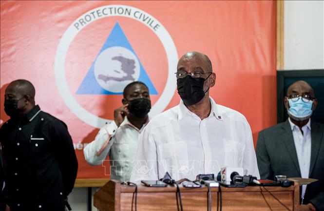 Trong ảnh: Thủ tướng Haiti Ariel Henry (phía trước) trong cuộc họp báo tại Port-au-Prince, ban bố tình trạng khẩn cấp sau trận động đất có độ lớn 7,2 làm rung chuyển miền Tây Nam nước này ngày 14/8/2021. Ảnh: AFP/TTXVN