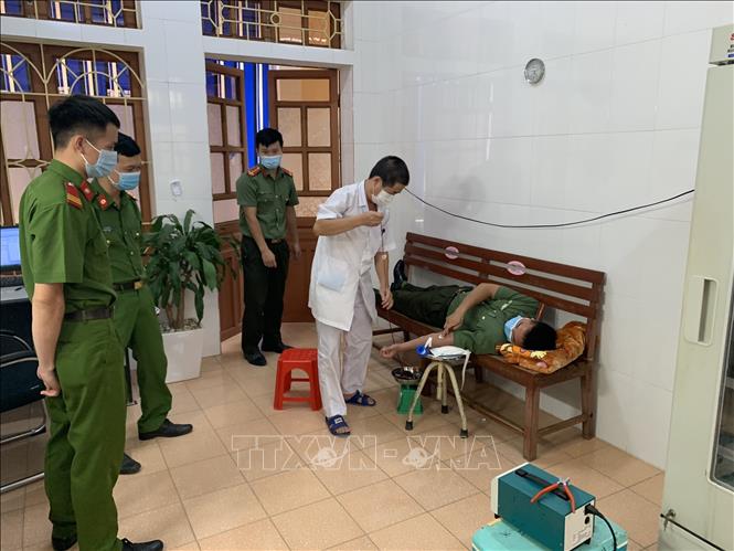 Trong ảnh: Các chiến sỹ công an huyện Văn Chấn (Yên Bái) hiến máu giúp đỡ sản phụ Hoàng Thị Hạnh nên sản phụ đã 