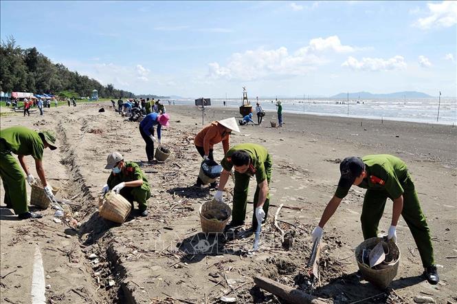 Trong ảnh: Các tình nguyện viên Trung tâm Công tác xã hội Thanh niên Thành phố Hồ Chí Minh tham gia dọn dẹp vệ sinh dọc bãi biển Cần Giờ. Ảnh: An Hiếu - TTXVN