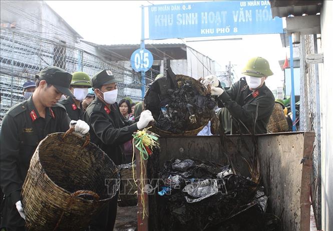 Trong ảnh: Lực lượng thanh niên, công an Tp Hồ Chí Minh trong chiến dịch hành quân xanh tham gia nạo vét, thu gom rác tồn đọng khu vực rạch Du. Ảnh: Thanh Vũ-TTXVN