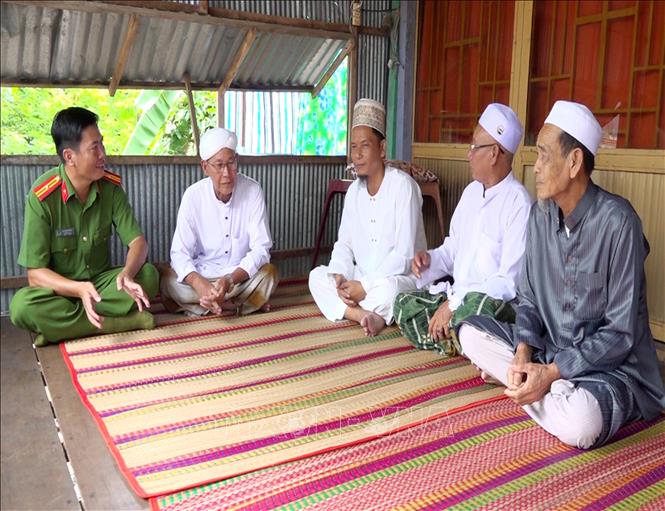 Trong ảnh: Công an xã Quốc Thái (An Phú, An Giang) gặp gỡ, trao đổi với các chức sắc trong đồng bào dân tộc Chăm về tình hình an ninh trật tự tại địa phương. Ảnh: Thanh Sang - TTXVN