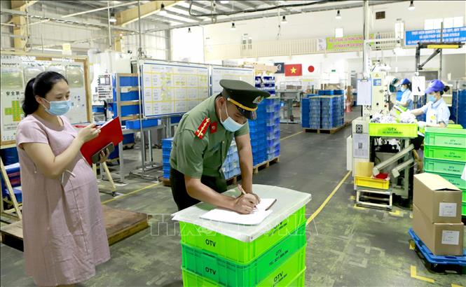 Trong ảnh: Kiểm tra công tác phòng, chống dịch COVID-19 tại xưởng sản xuất của Công ty TNHH Ohashi Tekko Việt Nam, Khu công nghiệp Bình Xuyên, Vĩnh Phúc. Ảnh: Hoàng Hùng - TTXVN