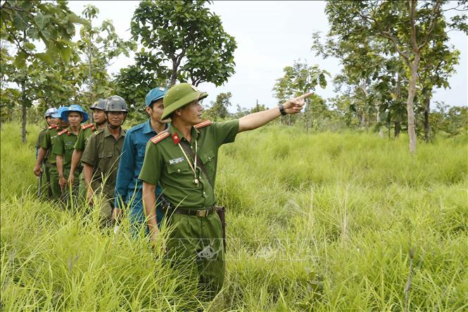 Trong ảnh: Công an chính quy và công an viên của xã Ia Rvê, huyện Ea Súp, tỉnh Đắk Lắk tuần tra đảm bảo an ninh trật tự trên tuyến biên giới phía Tây Bắc giáp với Vương quốc Campuchia. Ảnh: Doãn Tấn – TTXVN