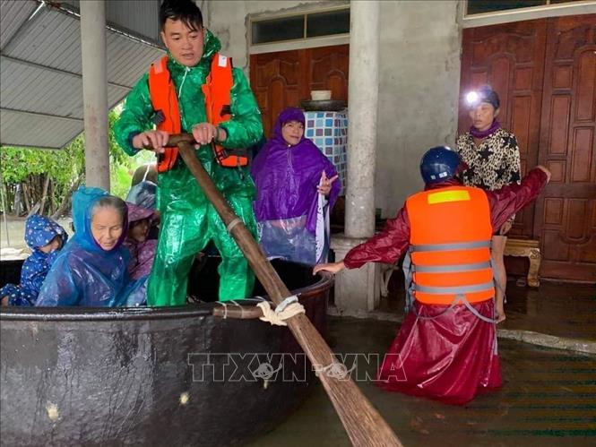 Trong ảnh: Công an huyện Thạch Hà (Hà Tĩnh) cùng chính quyền địa phương hỗ trợ đưa người dân đi sơ tán tránh lũ Ảnh: TTXVN phát