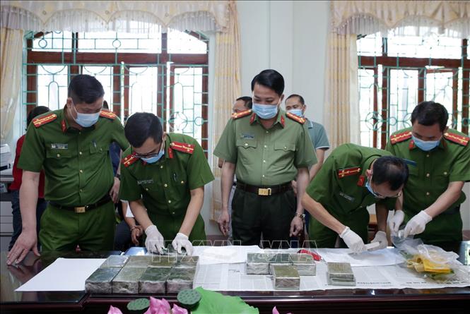 Trong ảnh: Lực lượng công an tỉnh Lai Châu kiểm tra tang vật của chuyên án 421H, bắt 2 đối tượng vận chuyển trái phép 30 bánh Heroin.. Ảnh: Quý Trung – TTXVN