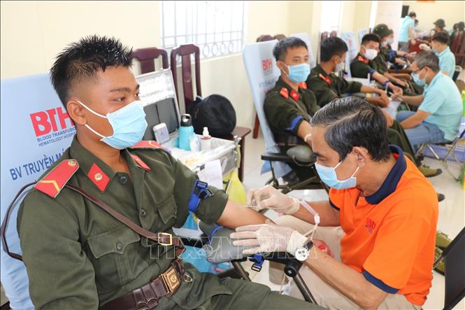 Trong ảnh: Chiến sĩ Trung đoàn Cảnh sát cơ động Đông Nam thành phố Hồ Chí Minh hiến máu tình nguyện tại lễ phát động hưởng ứng “Ngày toàn dân hiến máu tình nguyện” năm 2021. Ảnh: Đức Hạnh - TTXVN