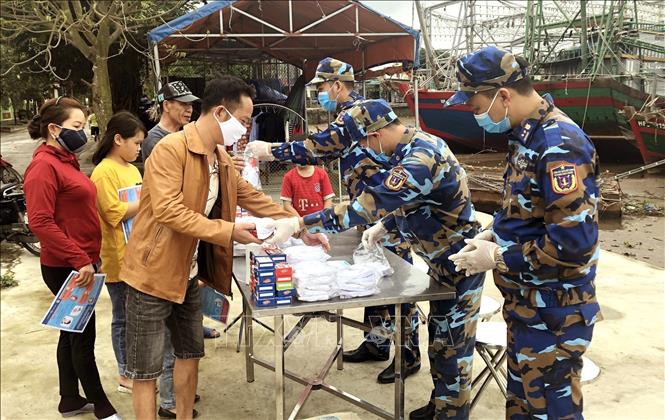 
Trong ảnh: Hải đoàn 11, Bộ Tư lệnh Vùng Cảnh sát biển 1 cấp phát khẩu trang, nước sát khuẩn cho nhân dân tại cảng Mắt Rồng, xã Lập Lễ, Thủy Nguyên, Hải Phòng để phòng, chống dịch COVID-19. Ảnh: TTXVN

