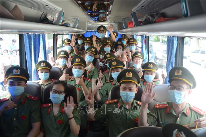 Trong ảnh: Các y, bác sĩ Bệnh viện 199 Bộ Công an (tại thành phố Đà Nẵng) thể hiện quyết tâm trước khi lên đường hỗ trợ thành phố Hồ Chí Minh phòng, chống dịch COVID-19. Ảnh: Văn Dũng – TTXVN