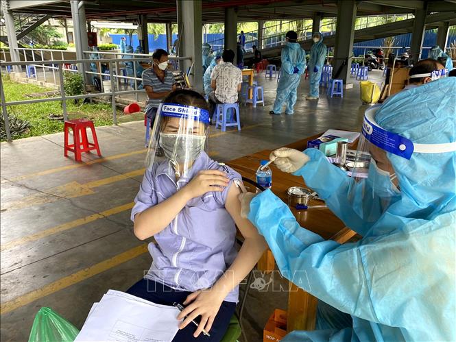 Trong ảnh:  Công nhân Công ty trách nhiệm hữu hạn Kakusho Metal Việt Nam tại Khu chế xuất Tân Thuận tiêm vaccine phòng COVID-19 ngày 15/8. Ảnh: TTXVN phát.