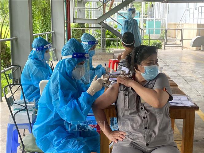 Trong ảnh: Tiêm vaccine phòng COVID-19 cho công nhân Công ty TNHH Kakusho Metal Việt Nam tại Khu chế xuất Tân Thuận. Ảnh: Thanh Vũ - TTXVN