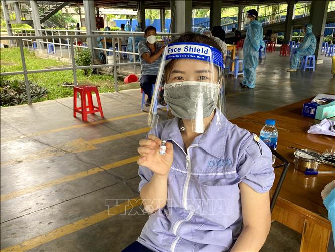 Trong ảnh:  Công nhân Công ty TNHH Kakusho Metal Việt Nam tại Khu chế xuất Tân Thuận vui mừng sau khi được tiêm vaccine phòng COVID-19. Ảnh: Thanh Vũ- TTXVN
