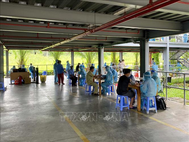 Trong ảnh: Tiêm vaccine phòng COVID-19 cho công nhân làm việc theo phương án “3 tại chỗ” tại Khu chế xuất Tân Thuận. Ảnh: Thanh Vũ - TTXVN