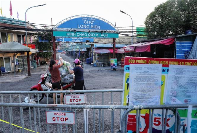 Chợ Long Biên tạm đang bị phong tỏa để phòng dịch COVID-19, người dân không có nơi họp chợ nên đã xảy ra tình trạng trên. Ảnh: Thành Đạt - TTXVN
